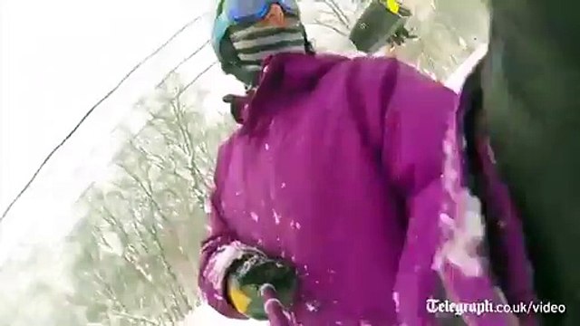 Ce Snowboardeur se prend le remonte pente dans la face pendant un selfie!