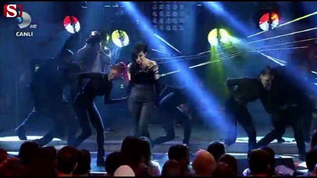 Hande Yener'den muhteşem performans