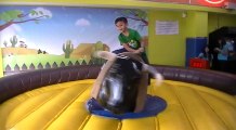 Julio Andrés jugando en el caballo mecánico en su cumpleaños 7