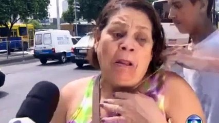 Man Snatched Woman’s Necklace While Giving Live Interview