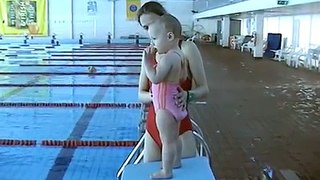Baby Swimming (Arabel - 1 year and 9 months old swimming in