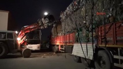 Geri Dönüşüm Atığı Taşıyan Tır'ı Durduran Polisler, 200 Bin Paket Kaçak Sigara Ele Geçirdi
