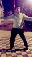 Ce gars danse sur le son de la'alarme d'une voiture : WTF!!!