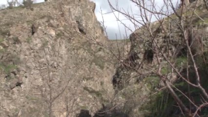 Depremde İkiye Bölünen Kaya, Doğa Tutkunlarını Bekliyor