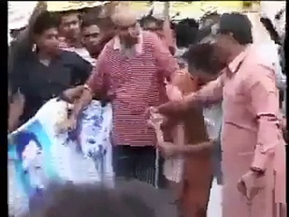 MQM 'Workers' Abuse Altaf Hussain 'Mistakenly' in Their Protest