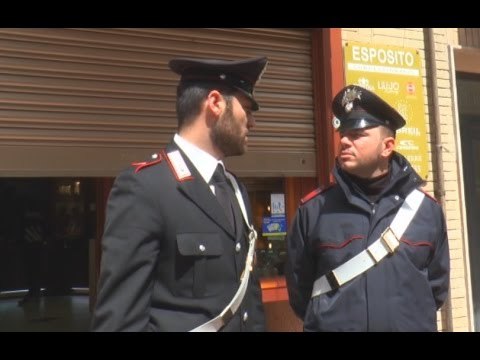 Marano (NA) - Rapina a gioielleria, banditi sfondano la vetrina -2- (03.04.15)