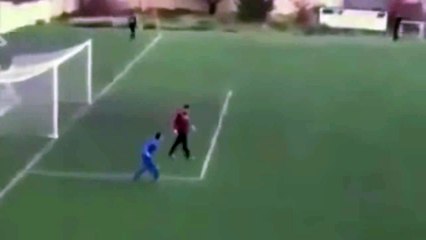 Recibe una patada en la cabeza tras burlarse del rival