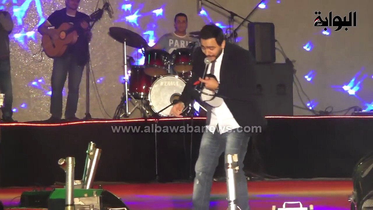 شنطة "نظارات" هدية من جمهور تامر حسني خلال حفل جمعية "الأورمان"