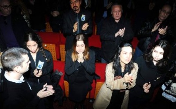 Kayahan'ın Cenaze Töreninde Nilüfer Gözyaşlarına Boğuldu