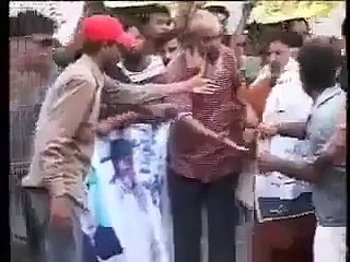 MQM Supporters Abusing Altaf - That Was A Mistake or Something Else