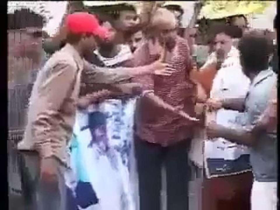 MQM Supporters Abusing Altaf - That Was A Mistake or Something Else