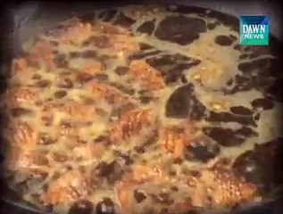 پشاور میں ایک مچھلی فروش جو گرم تیل میں ہاتھ ڈال کر مچھلی فرائی کرتا ہے