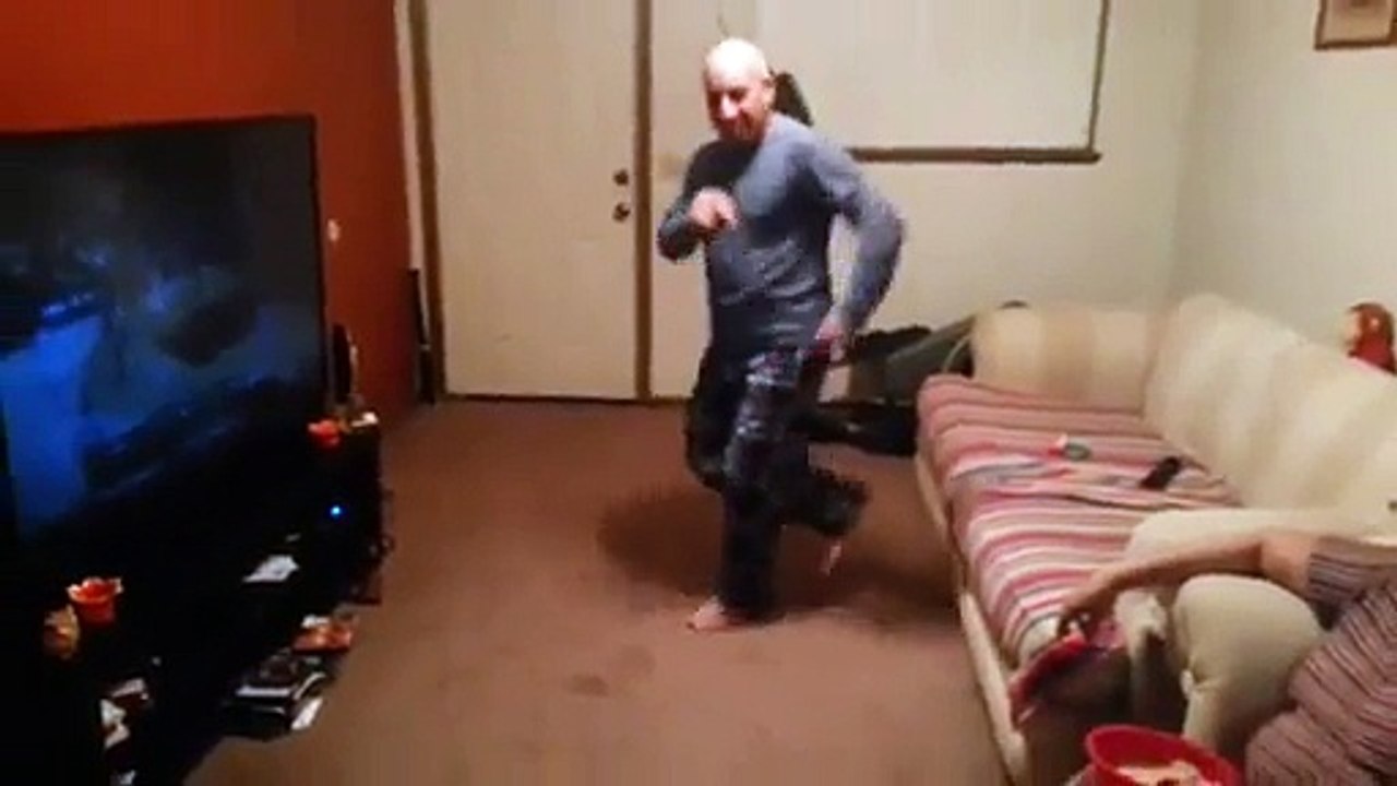 Son papa lui a filé une sacrée leçon de danse !