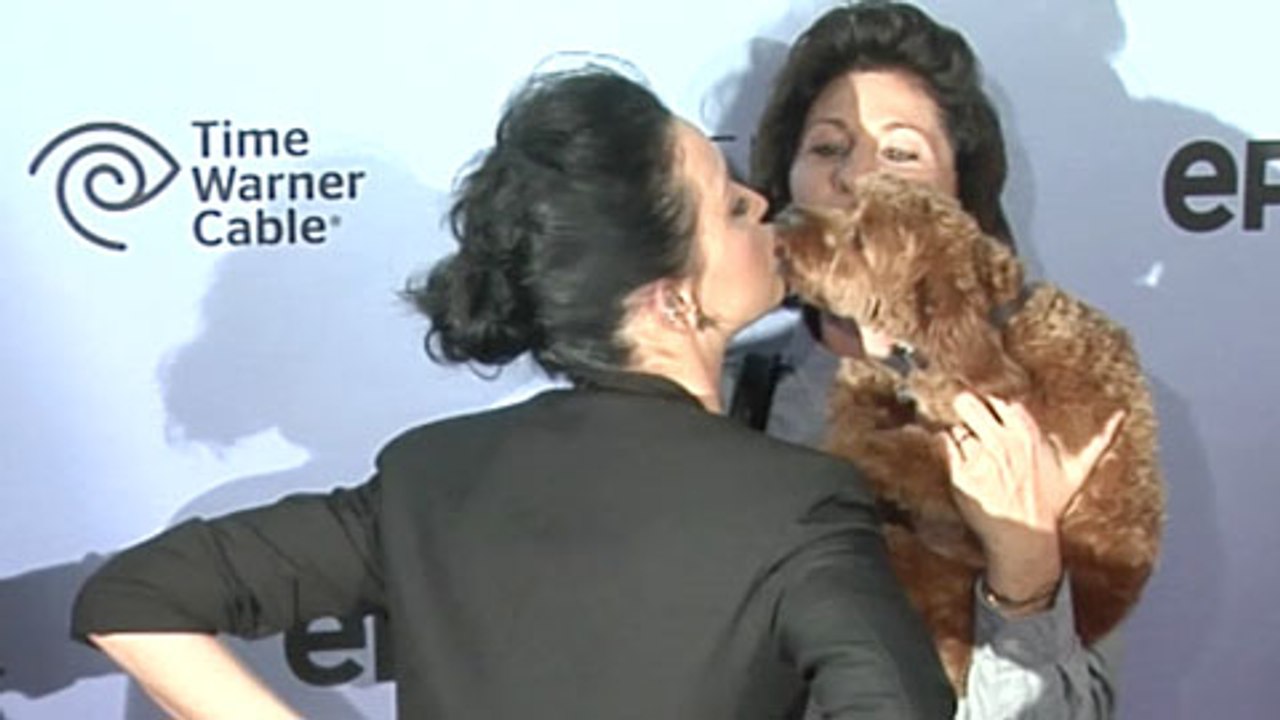 (WATCH) Katy Perry KISSES Dog On The Red Carpet!