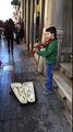 طفل سوري يعزف في شوارع اسطنبول ليكسب رزقه !!