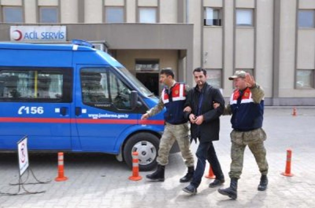 Oyuncu Şimşek: İçimden Bir Ses Bana 'Babanı Öldür Yanımıza Öyle Gel' Dedi