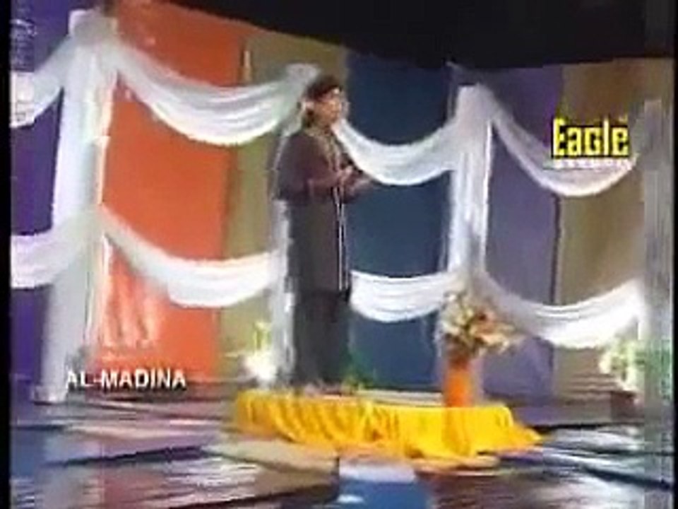 Muhammad Ka Roza Qareeb Aaraha Hai - Farhan Ali Qadri Naats - Video Dailymotion