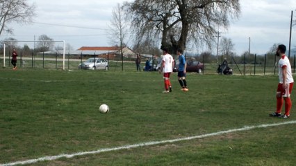 Ο Γκούμας στέλνει την μπάλα στο δοκάρι στο Φήκη-Αμπελάκια