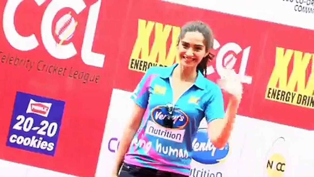 OMG Sonam Kapoor in semi nude avatar - Video Dailymotion