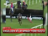 Engele yaklaşırken atından atlayan Jokey ölümden böyle döndü