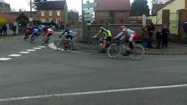 Arrivée des coureurs de la boucle de l'Artois dans Croisilles