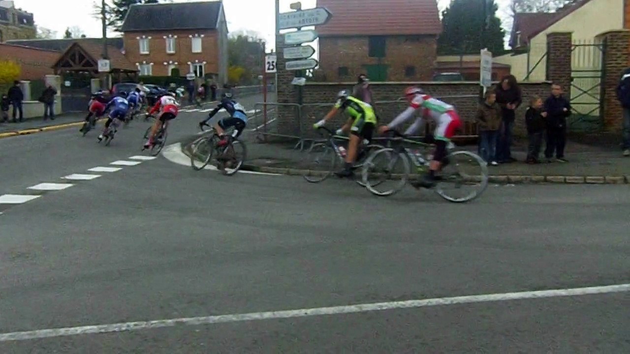 Arrivée des coureurs de la boucle de l'Artois dans Croisilles