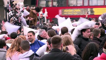 Masiva pelea de almohadas en Londres