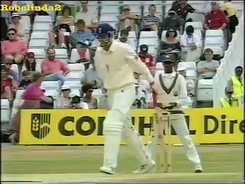 Bowler forgets the ball while bowling - Funny Moment