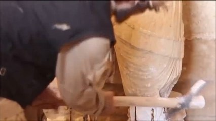 تحطيم أفراد من تنظيم الدولة الإسلامية تماثيل بمدينة الحضر