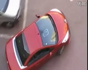 Il tente de voler la place d'une femme qui se venge de la plus belle des façons...