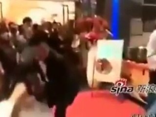 عشيقته القديمة تضرب عروسه يوم زفافه !!