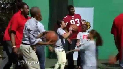 Barack Obama joue au basket lors de la Chasse aux œufs à la Maison Blanche