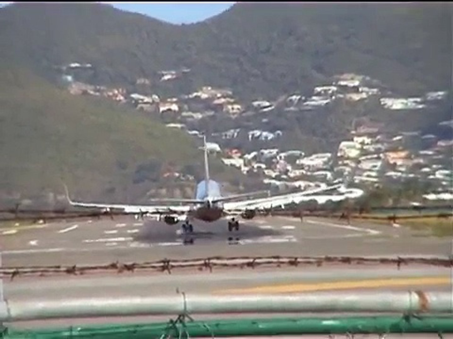 Maho Beach St Maarten Extreme Plane Spotting And Jet Blasts