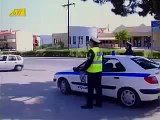 Motociclista non si ferma al posto di blocco dando un 5 al poliziotto!