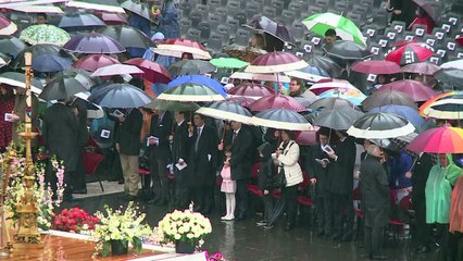 Pope's Easter message urges end to 'absurd violence'