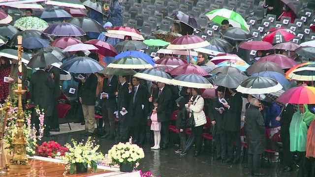 Pope's Easter message urges end to 'absurd violence'