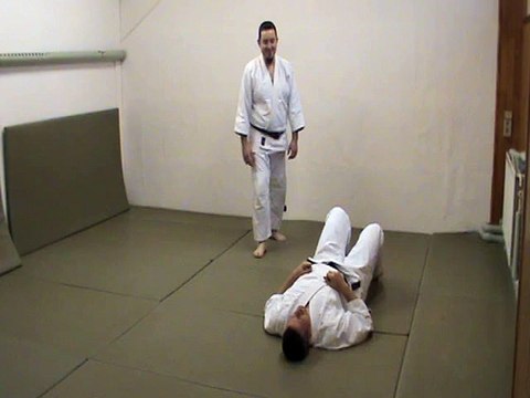 Sol contre debout latéral aux mains : shime à genou, jambes inversées