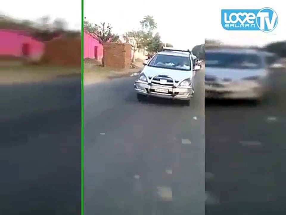 Reaction of Actor Salman Khan when the Fans Blocked his Road