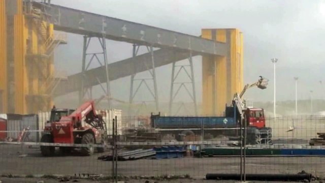 Vecinos y ecologistas denuncian enormes nubes de polvo del puerto de Avilés