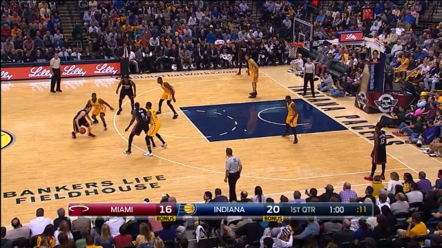 Paul George rate son layup seul en contre-attaque