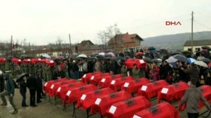 Toplu Mezardan Çıkan 28 Kosovalı Askeri Törenle Toprağa Verildi