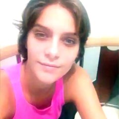 Isabella Santoni agradecendo carinho de uma fã.