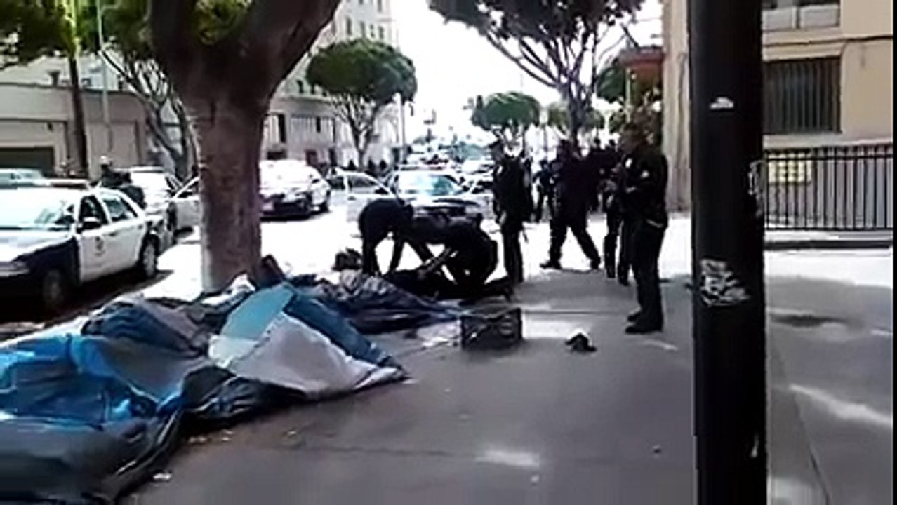 WARNING GRAPHIC VIDEO: LAPD SHOOTS HOMELESS MAN POLICE BRUTALITY