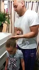 Kızının Saçını Toplamak İçin Eğlenceli Bir Yol...