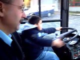 Fahrschule Leon 6 Jahre hat seine erste fahrstunde mit einem Bus