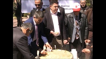 Türkeş için helva dağıtıldı