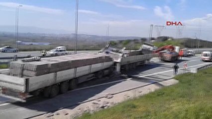 Bursa Parke Yüklü Tır Çevre Yolunda Boş Dorseye Çaptı, Sürücü Kabinde Sıkışarak Öldü