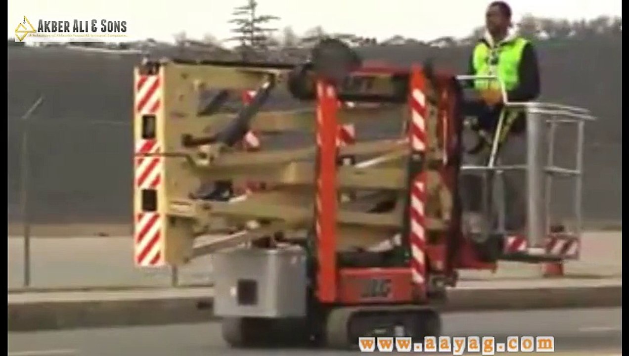JLG® Compact Crawler Boom Features