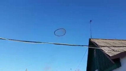 Un cercle noir mystérieux dans le ciel