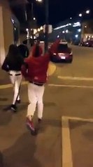 Des ados débiles sautent sur les capots de voitures mais la karma va frapper! Vengeance...
